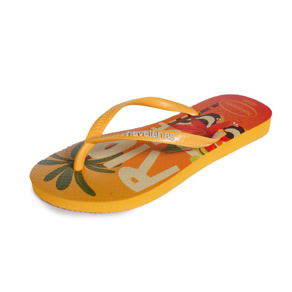 Chinelo Havaianas Slim Postcard ângulo 3/4 com destaque para tiras texturizadas e estampa